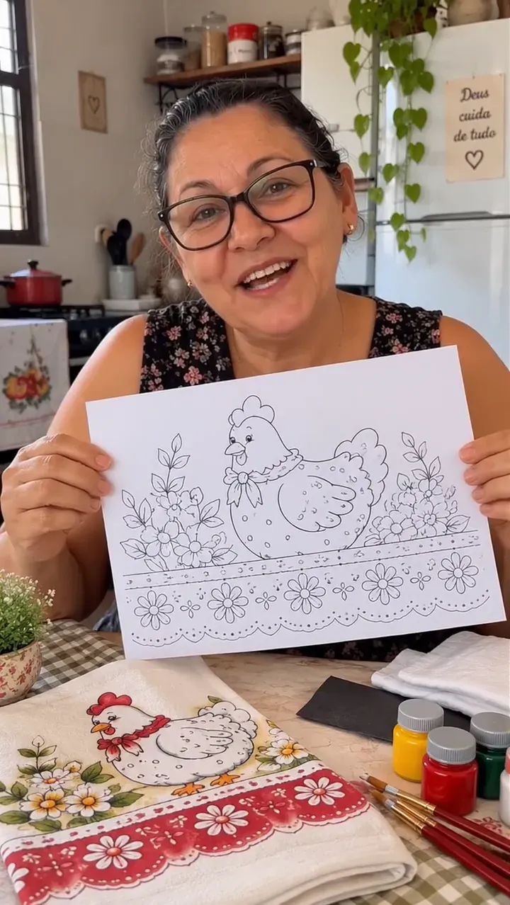 Capa do vídeo de depoimento 1: aluna mostrando pano de prato pintado